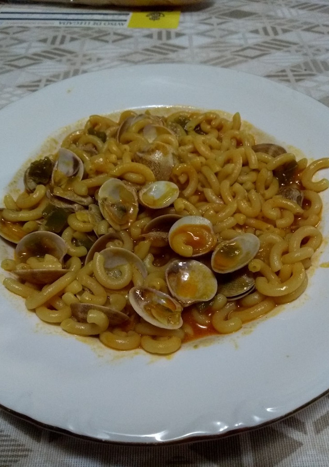 Una foto de Fideos con almejas