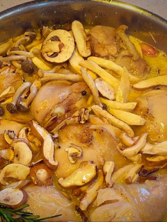 Una foto de Pollo con setas