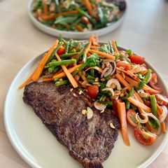 A picture of Spicy Indonesian Steak Salad with Peanuts.