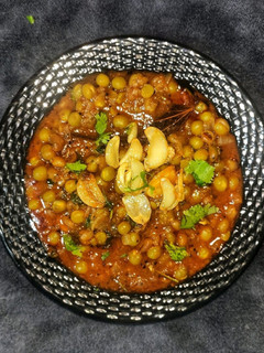 A picture of Green Pea Curry Masala with Garlic Tadka.