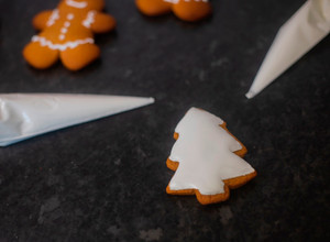 Íróka, terülő cukormáz mézeskalács díszítéséhez recept fotója
