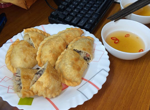 Hình của món Bánh gối nhân thịt, trứng cút, lạp sườn.