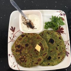 A picture of Spinach Paratha.