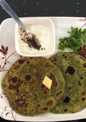 A picture of Spinach Paratha.