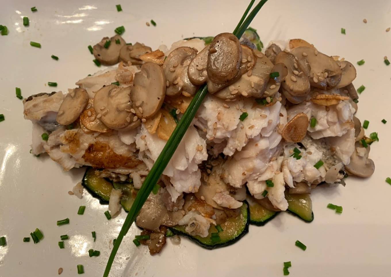 Lomos de merluza con calabacín y champiñones