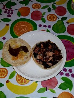 Una foto de Bocata de potas con alga wakame