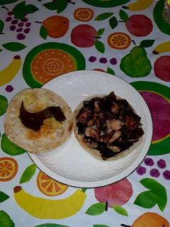Una foto de Bocata de potas con alga wakame