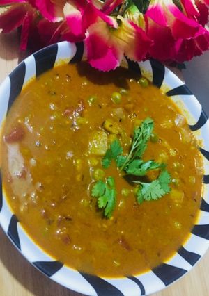 सिंघाड़ा मटर करी (Singhare matar curry recipe in hindi) रेसिपी मुख्य फोटो