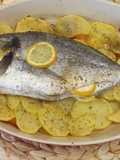 Dorada al horno sobre lecho de patatas, cebolla y pimiento