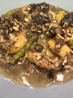 Una foto de Patatas a la importancia guisadas con morcilla de Burgos y espárragos trigueros