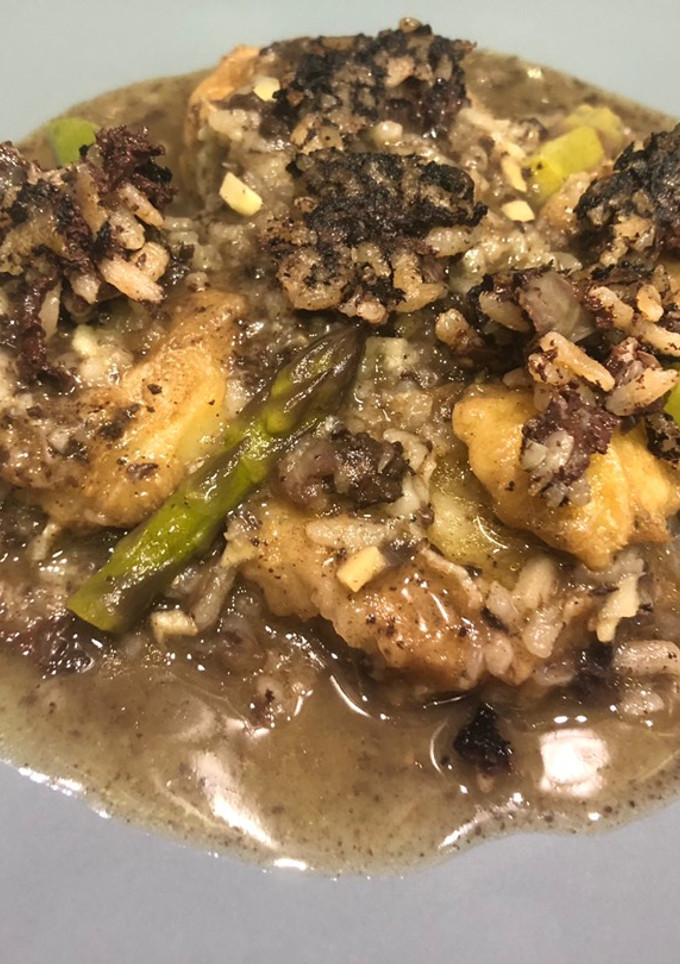 Una foto de Patatas a la importancia guisadas con morcilla de Burgos y espárragos trigueros