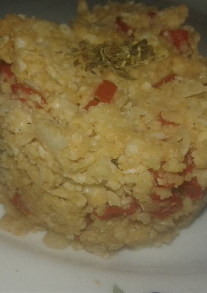 Una foto de Falso cuscús de coliflor y pimiento rojo