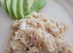 Una foto de Arroz vegano con durazno y umeboshi