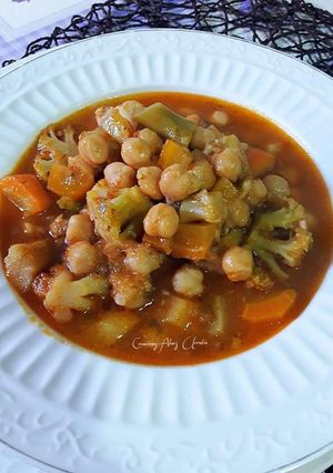 Foto principal de Garbanzos a los tres currys con brócolis y zanahorias orgánicas