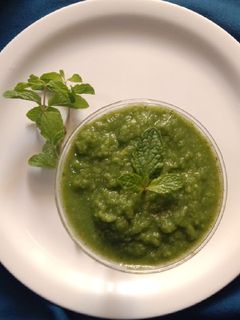 कच्चे आम की खट्टी मीठी चटनी (Kache aam ki khatti meethi chutney recipe in hindi) रेसिपी मुख्य फोटो