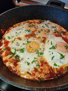 Una foto de Pisto de verduras, huevo y parmesano