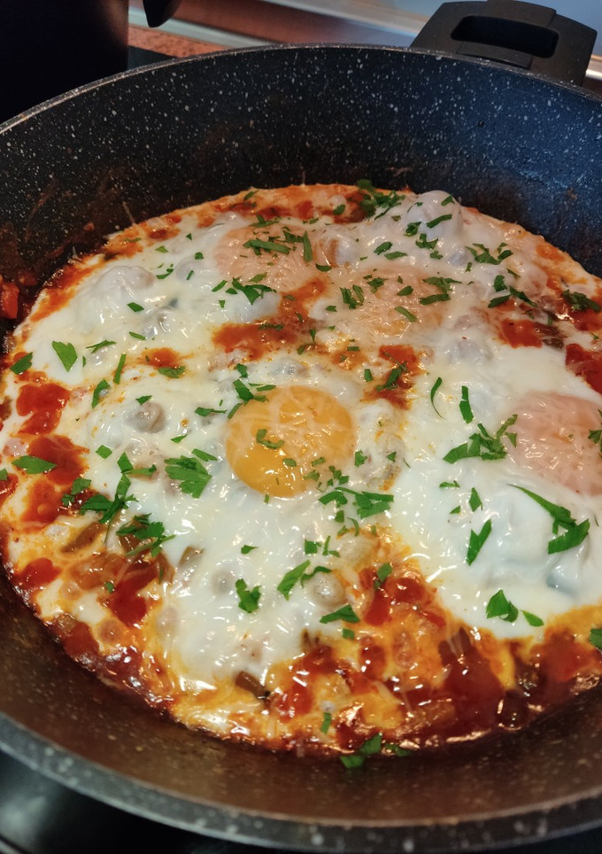 Una foto de Pisto de verduras, huevo y parmesano