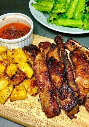 Hình của món Dẻ Sườn Nướng Ngũ Vị Xá Xíu & Khoai Tây Bi Nướng.