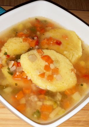 O poză a rețetei Supă de legume cu găluște de griș.