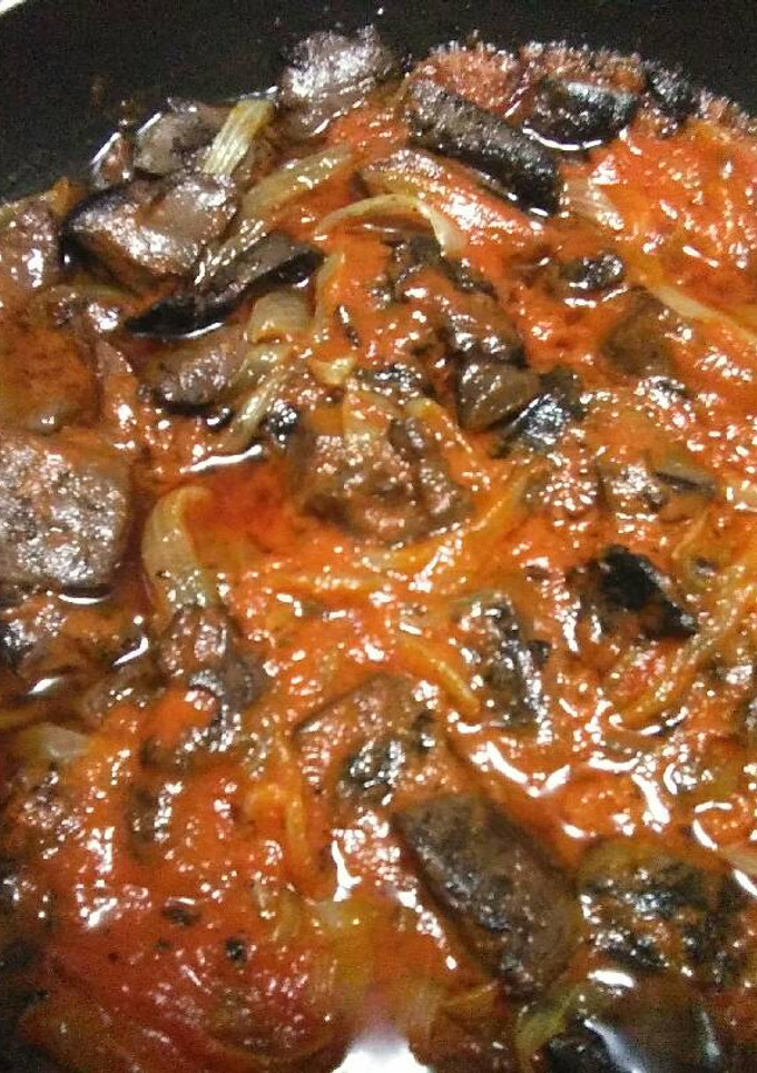 Una foto de Sangre de pollo encebollado y tomate