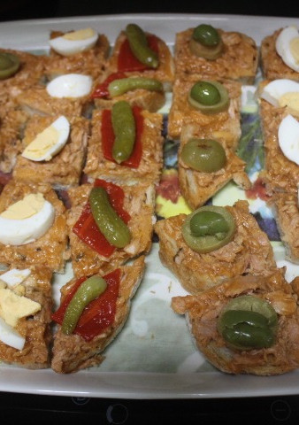 Una foto de Bocados de atún con tomate decorado