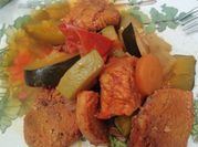 Una foto de filete de res con tomate
