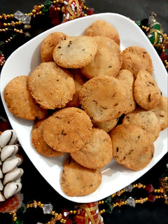 आटे की खस्ता मठरी (aate ki khasta mathri recipe in hindi) रेसिपी मुख्य फोटो