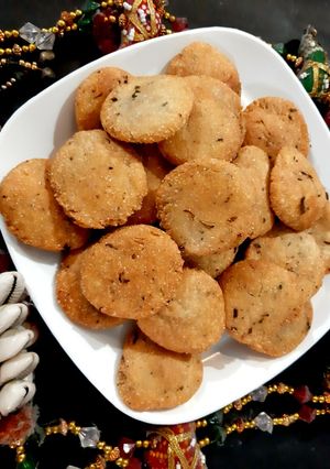 आटे की खस्ता मठरी (aate ki khasta mathri recipe in hindi) रेसिपी मुख्य फोटो