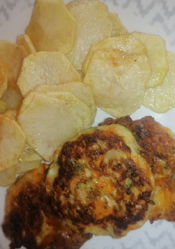 Una foto de Fritos de zapallo italiano con zanahoria y papitas fritas 😅