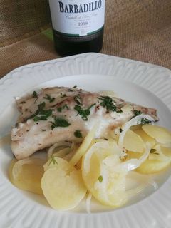 Una foto de Dorada al vino blanco