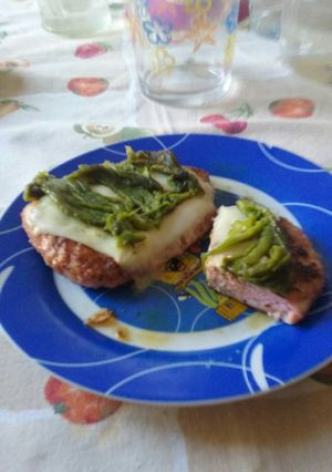 Una foto de Hamburguesa de pollo con queso y pimientos fritos