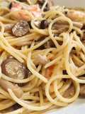 Espaguetis al aglio con gambas y setas