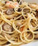 Espaguetis al aglio con gambas y setas