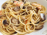 Espaguetis al aglio con gambas y setas