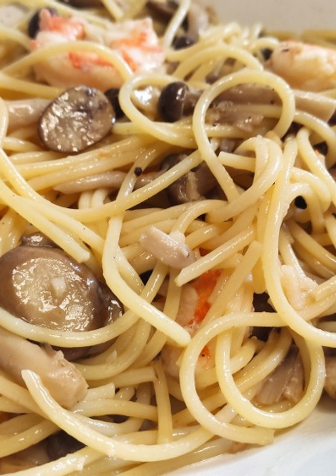 Una foto de Espaguetis al aglio con gambas y setas