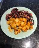 Pulpitos de San Antonio con papas especiadas al horno