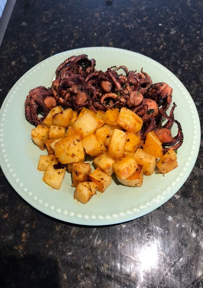 Una foto de Pulpitos de San Antonio con papas especiadas al horno