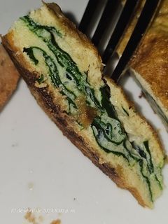 Una foto de Tortilla de espinacas y champiñones