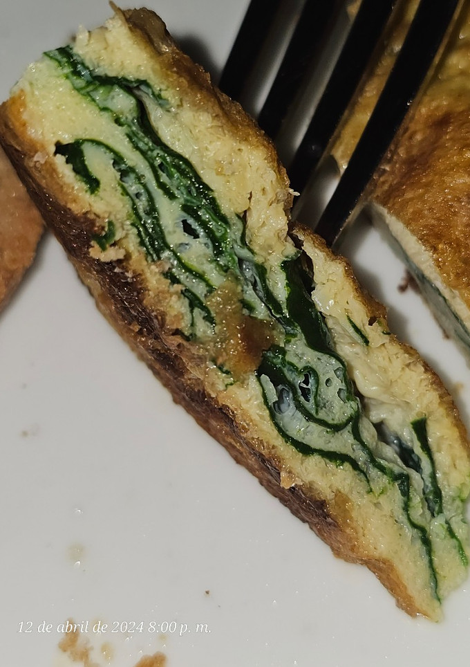 Una foto de Tortilla de espinacas y champiñones