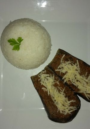 Una foto de Arroz blanco con berenjenas rellenas