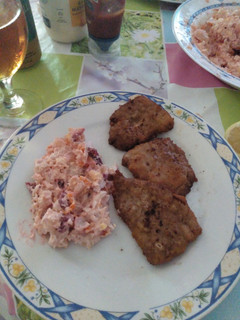 Una foto de Milanesas con ensaladilla