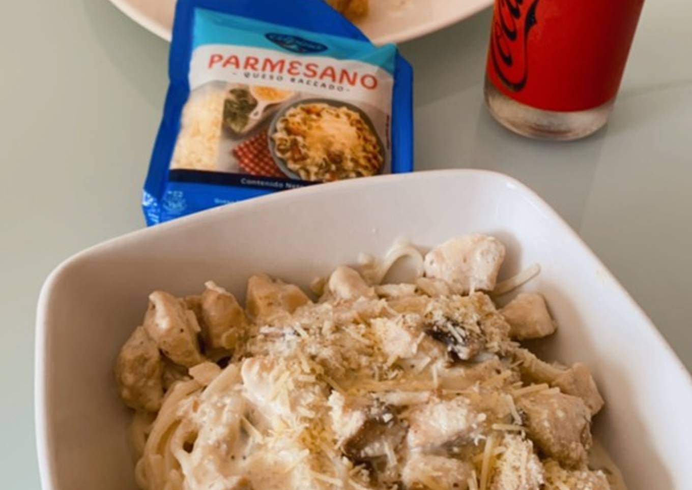 Pastas con pollo y champiñones
