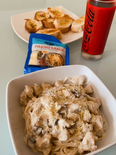 Una foto de Pastas con pollo y champiñones