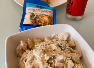Una foto de Pastas con pollo y champiñones
