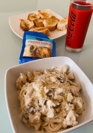 Una foto de Pastas con pollo y champiñones