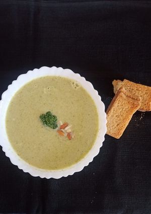 બ્રોકોલી આલ્મંડ સુપ (Broccoli Almond Soup Recipe In Gujarati) રેસીપી મુખ્ય ફોટો