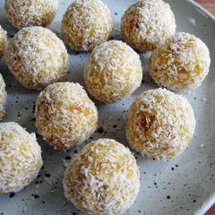 Apricot & Oats Balls A picture of Apricot & Oats Balls.