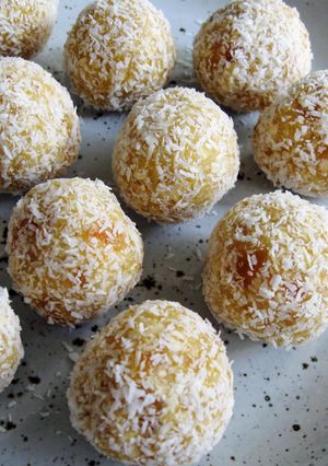 A picture of Apricot & Oats Balls.
