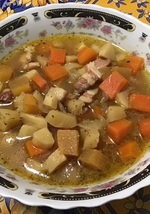 Une photo de Soupe de carottes, panais et navets au lard