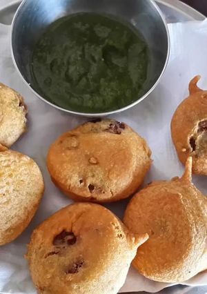 A picture of Batata vada.